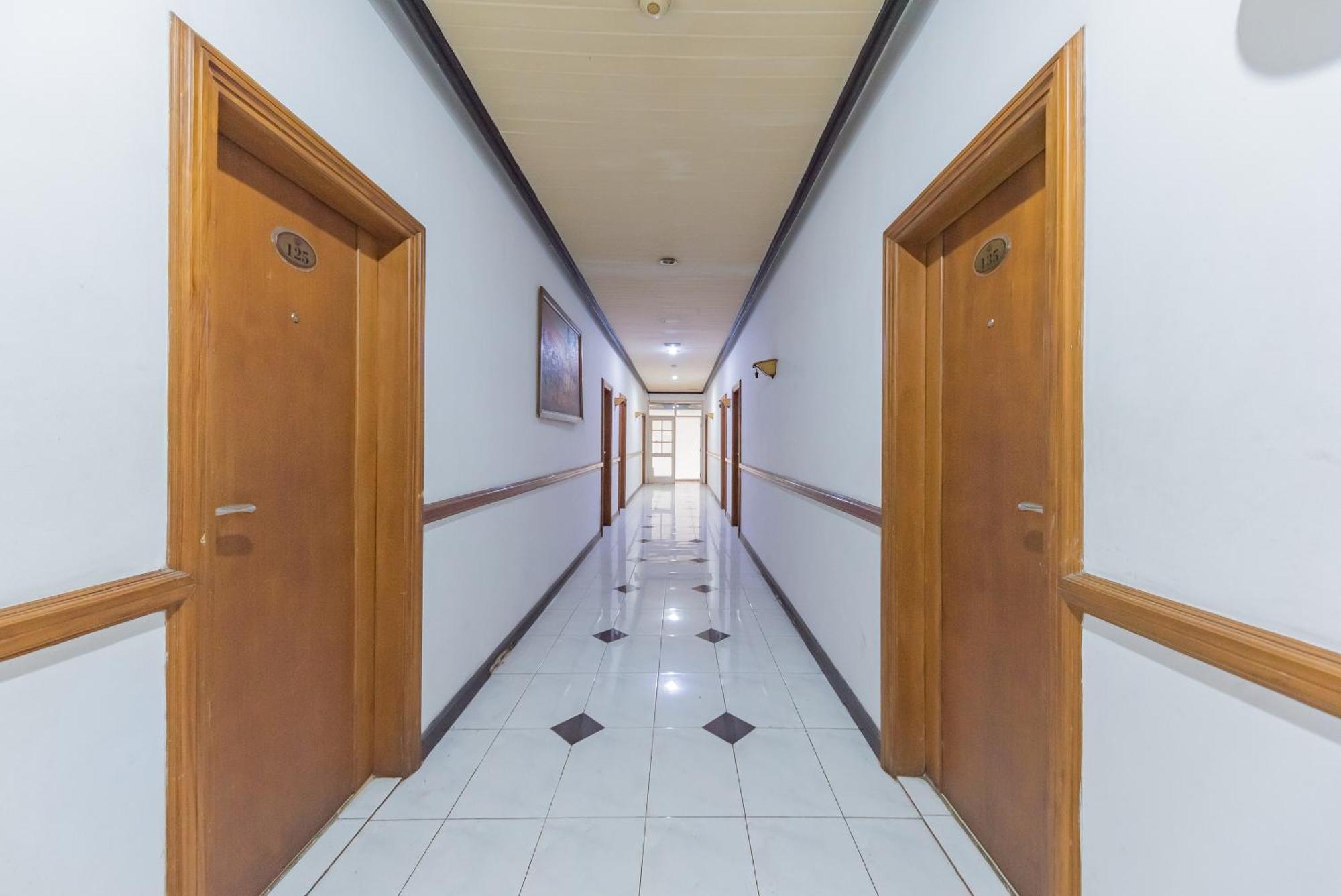 Urbanview Hotel Crown Tasikmalaya By Reddoorz Exterior photo