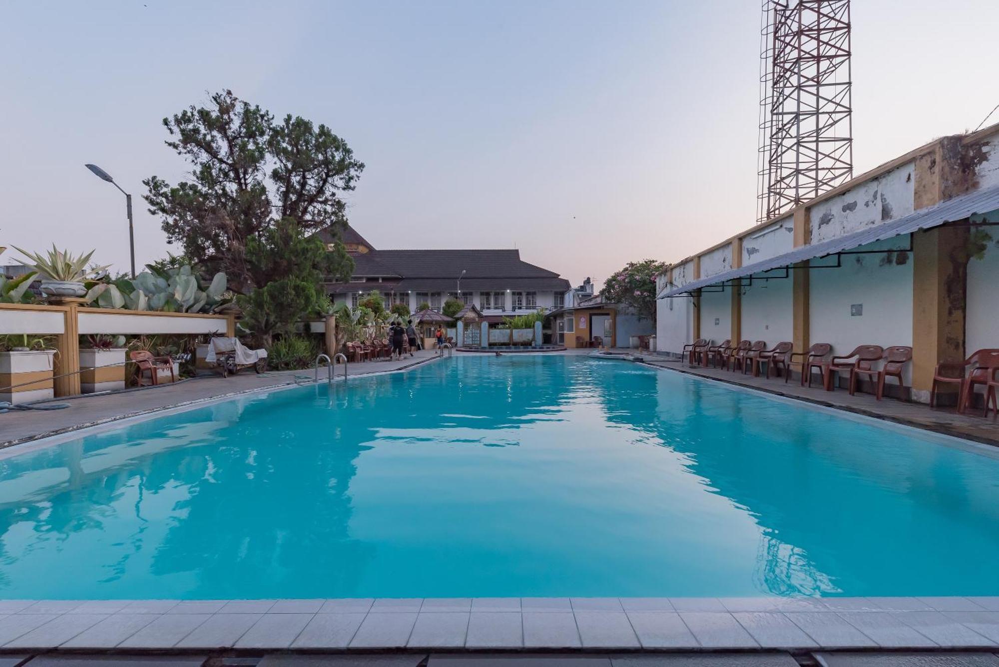 Urbanview Hotel Crown Tasikmalaya By Reddoorz Exterior photo