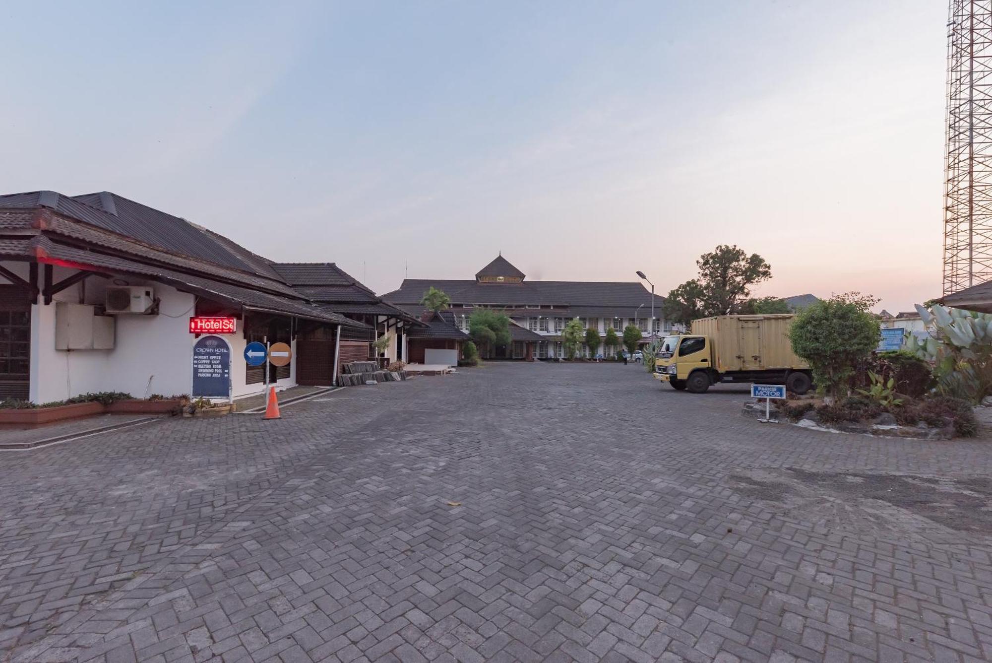 Urbanview Hotel Crown Tasikmalaya By Reddoorz Exterior photo