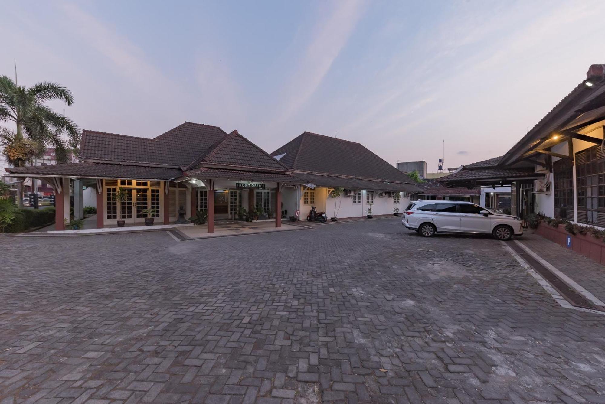 Urbanview Hotel Crown Tasikmalaya By Reddoorz Exterior photo