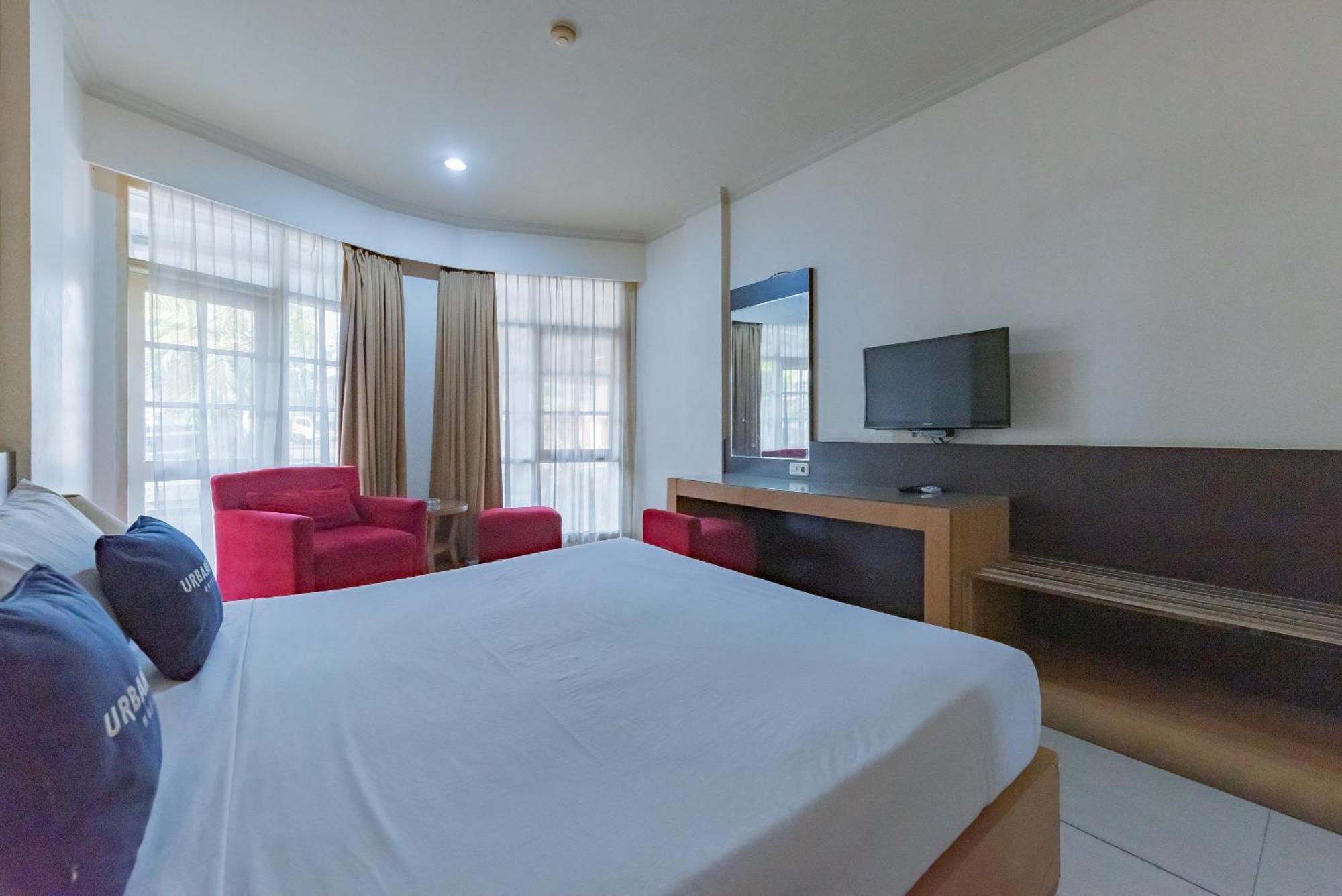 Urbanview Hotel Crown Tasikmalaya By Reddoorz Exterior photo