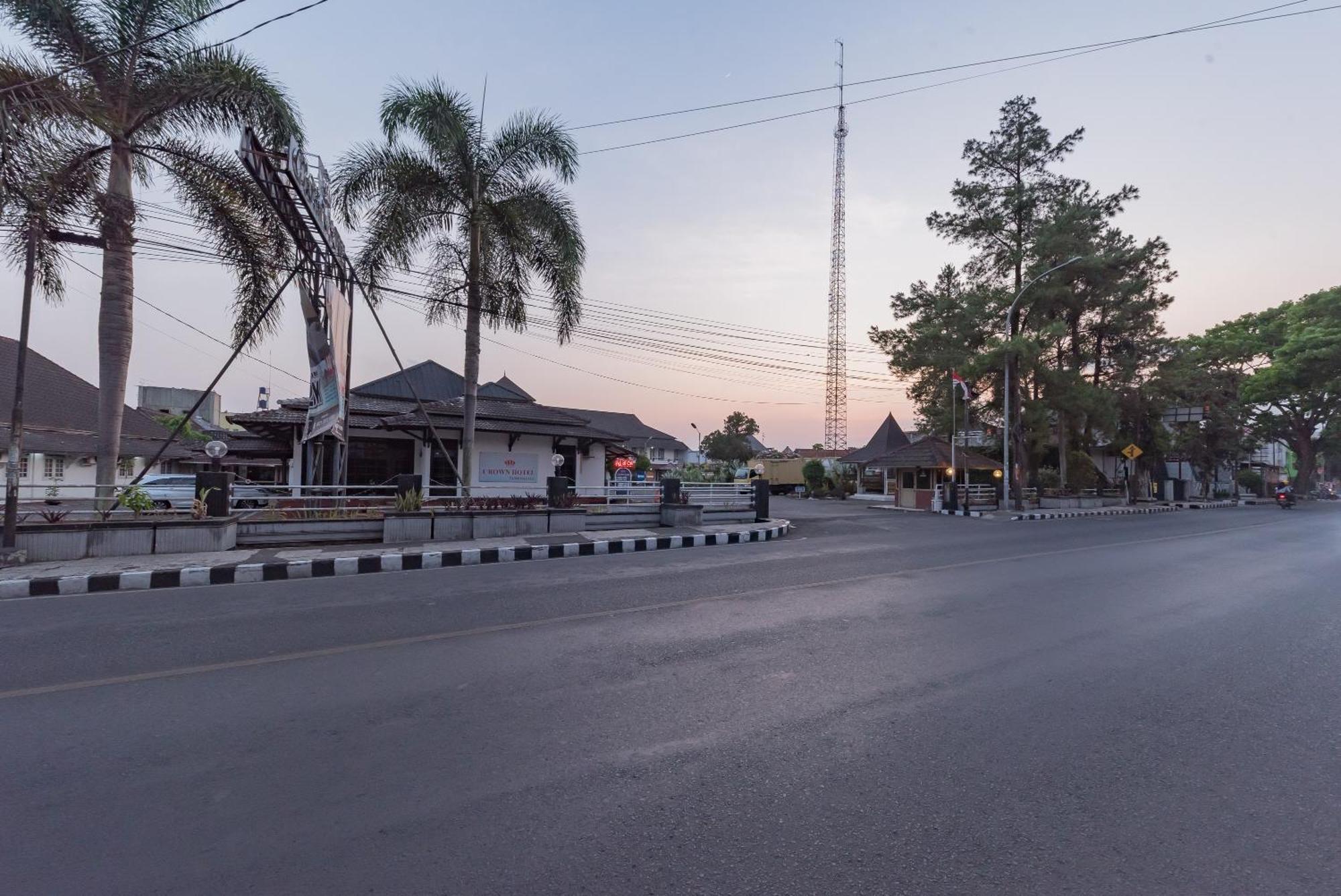 Urbanview Hotel Crown Tasikmalaya By Reddoorz Exterior photo