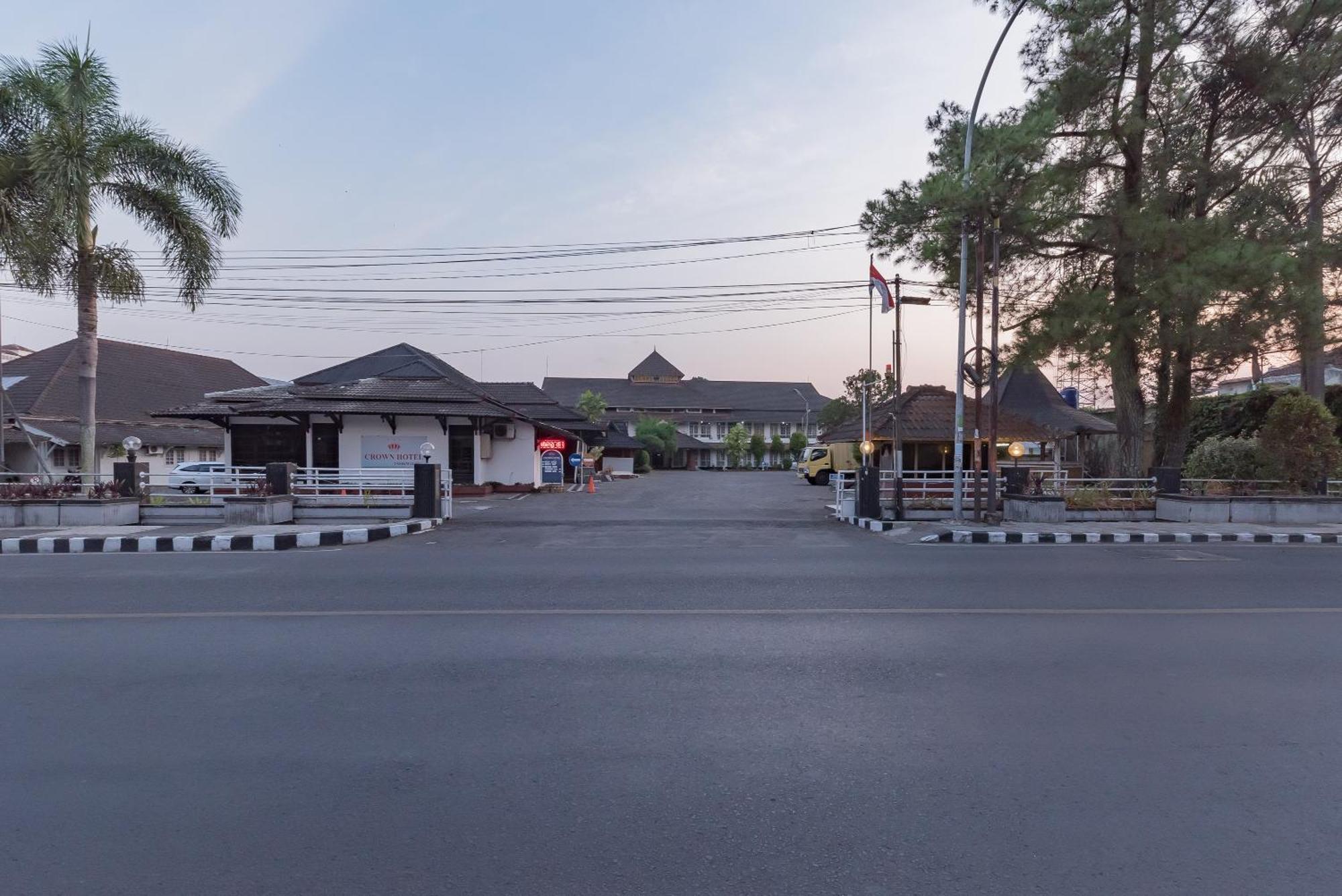 Urbanview Hotel Crown Tasikmalaya By Reddoorz Exterior photo