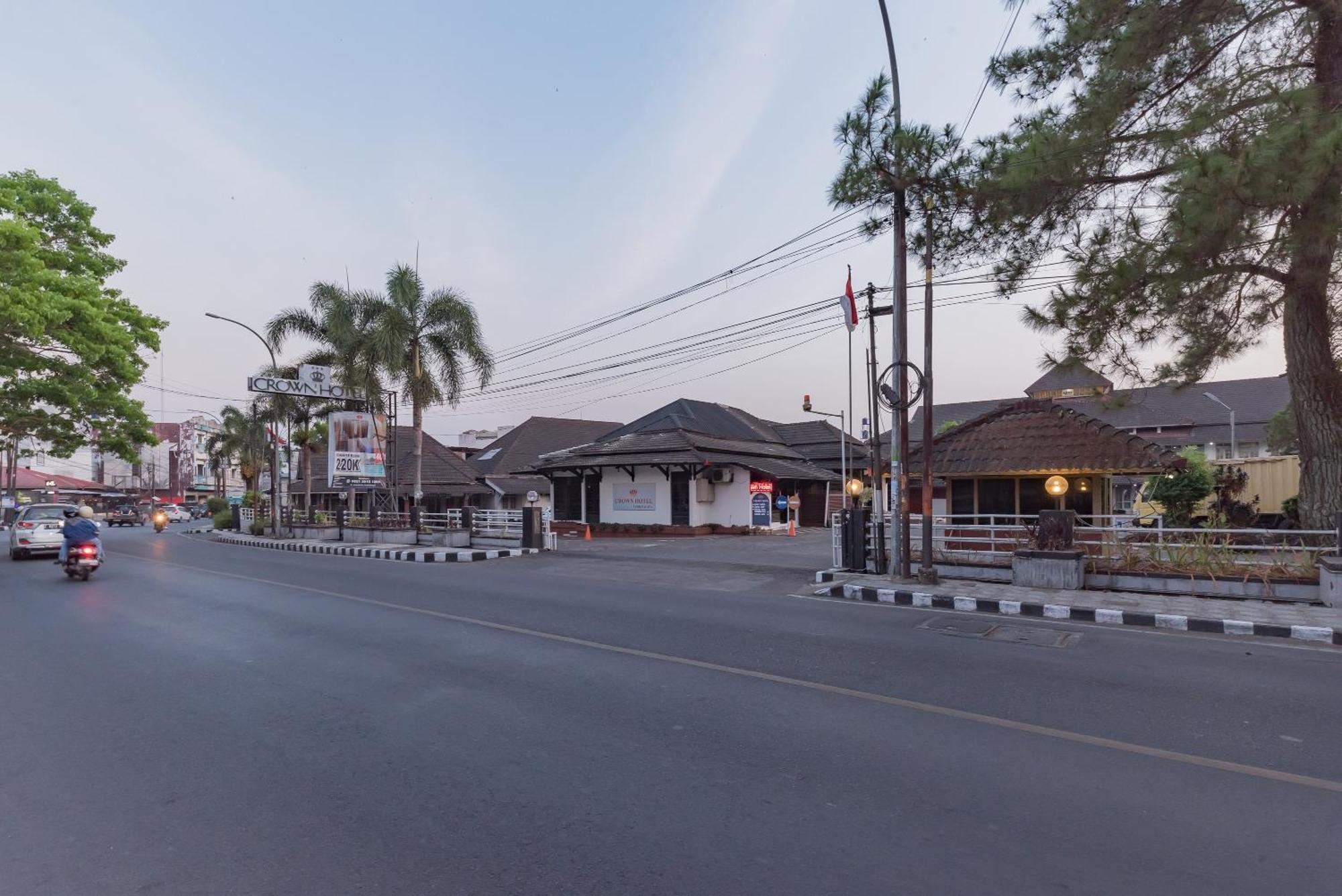 Urbanview Hotel Crown Tasikmalaya By Reddoorz Exterior photo