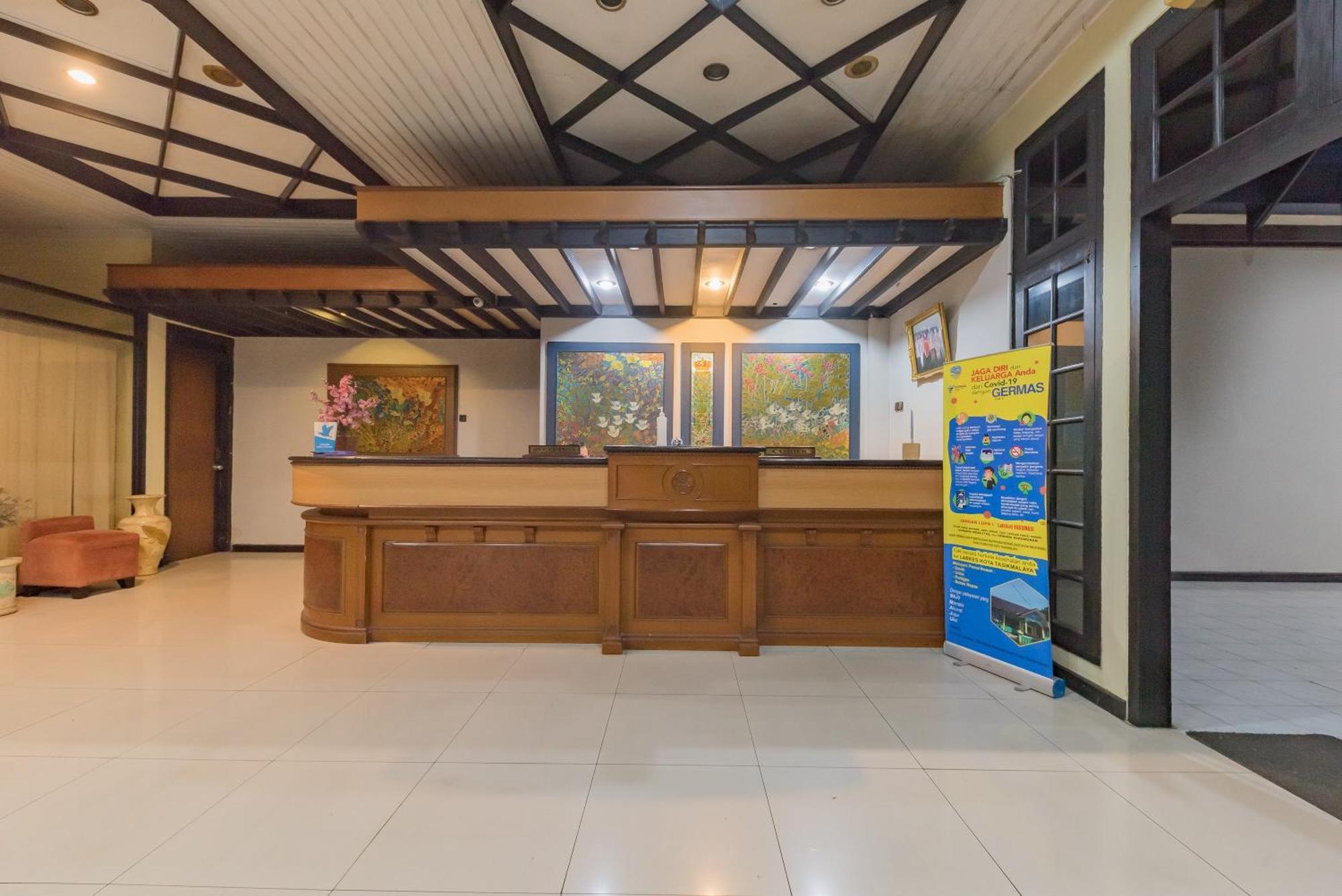 Urbanview Hotel Crown Tasikmalaya By Reddoorz Exterior photo