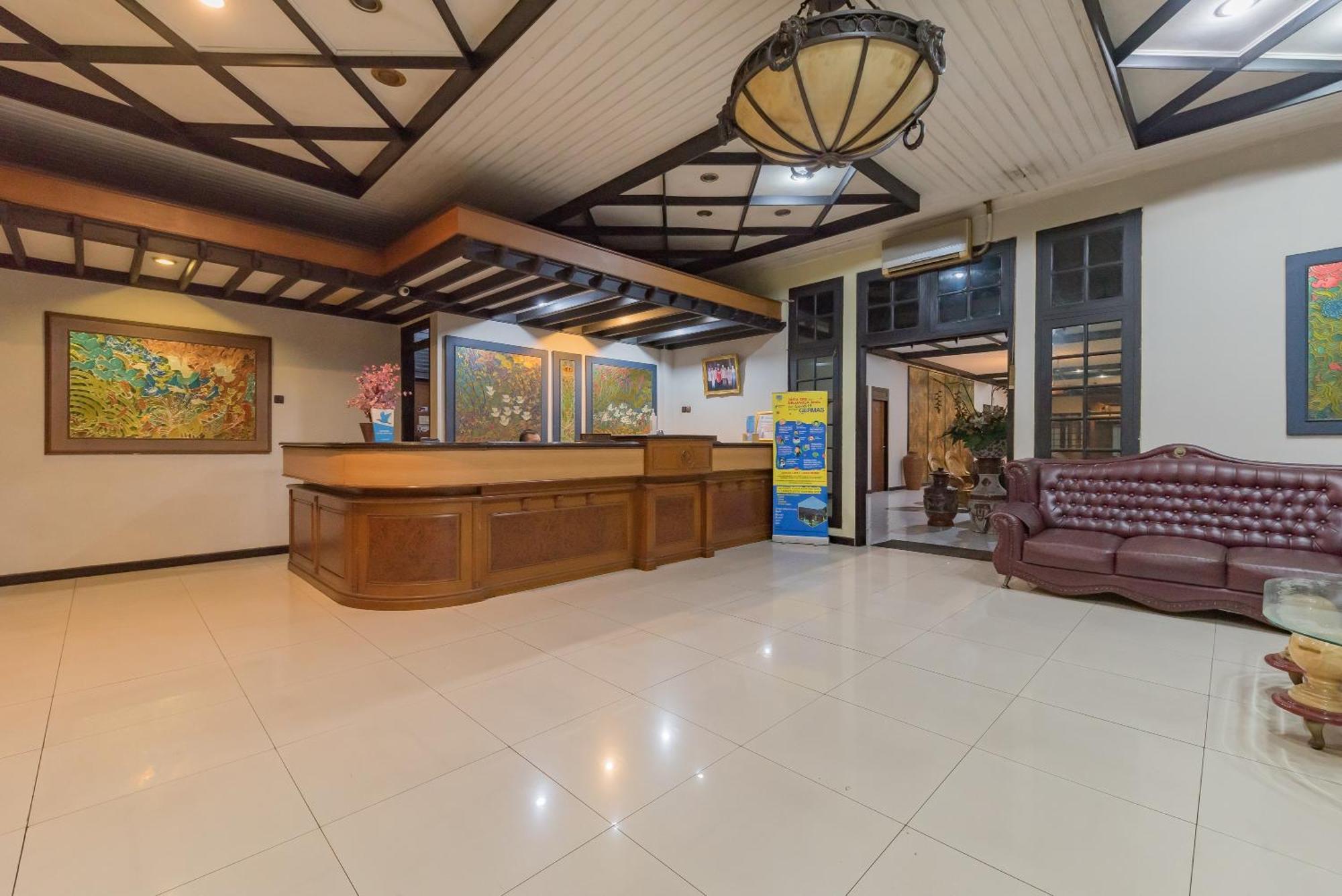 Urbanview Hotel Crown Tasikmalaya By Reddoorz Exterior photo