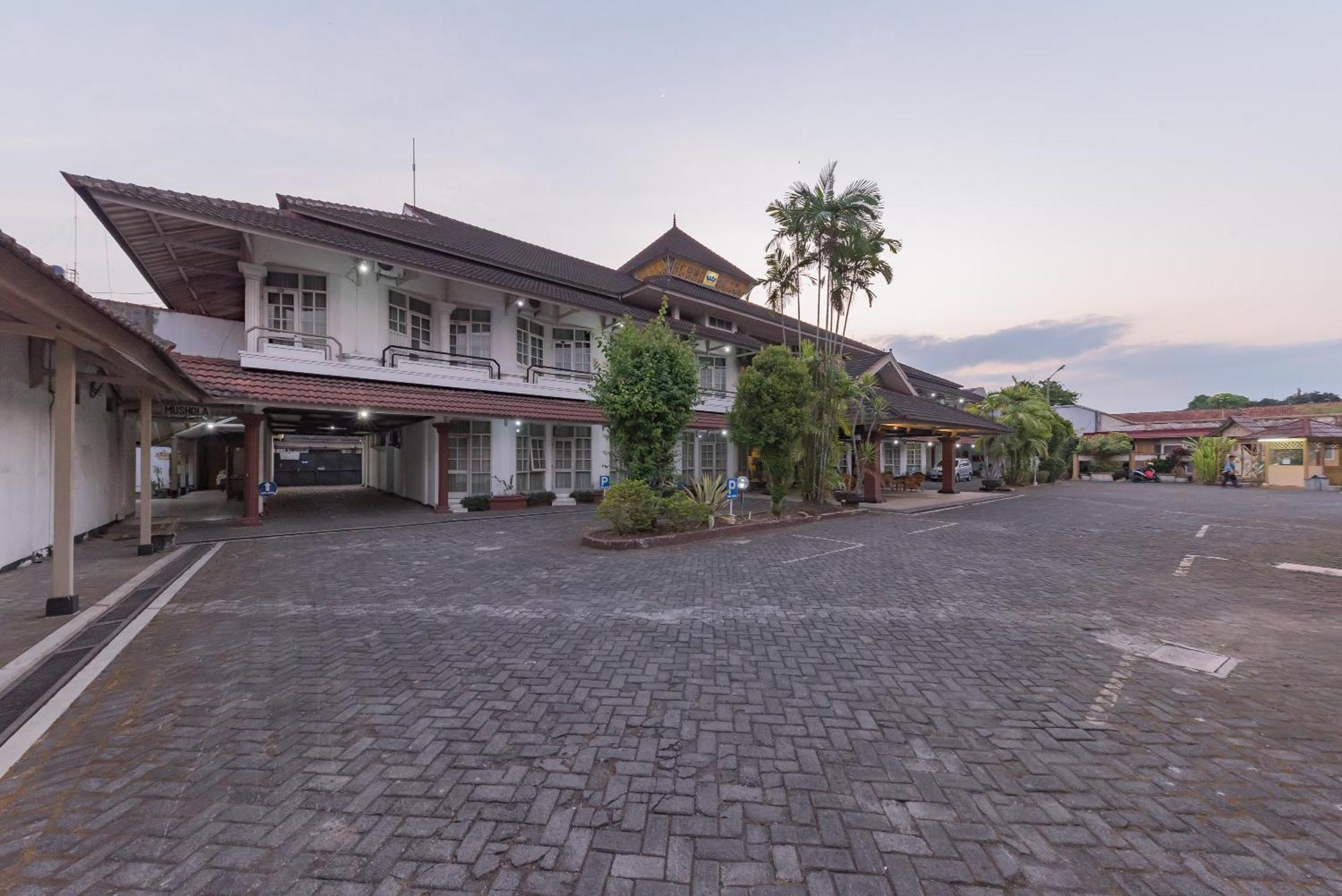 Urbanview Hotel Crown Tasikmalaya By Reddoorz Exterior photo