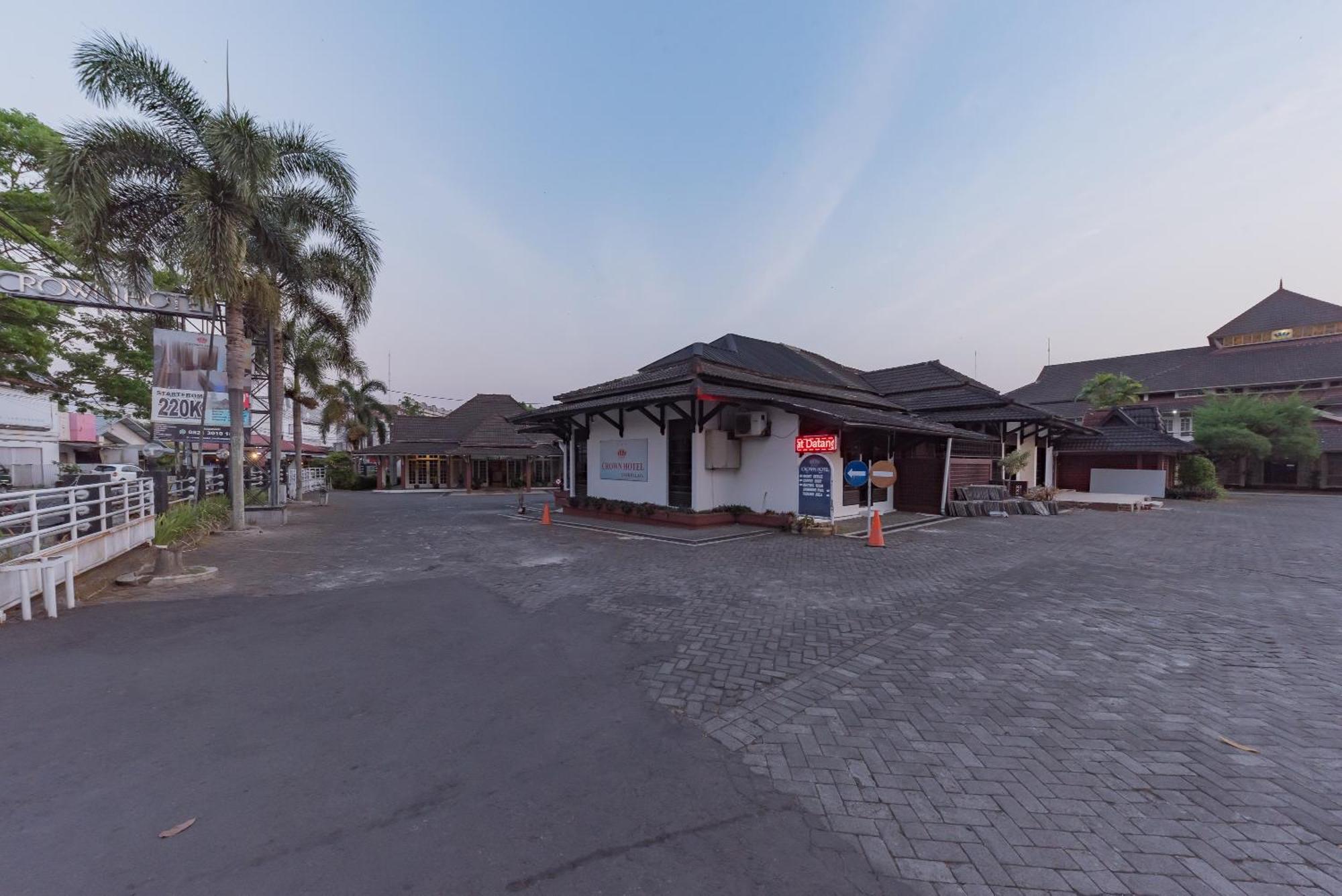 Urbanview Hotel Crown Tasikmalaya By Reddoorz Exterior photo