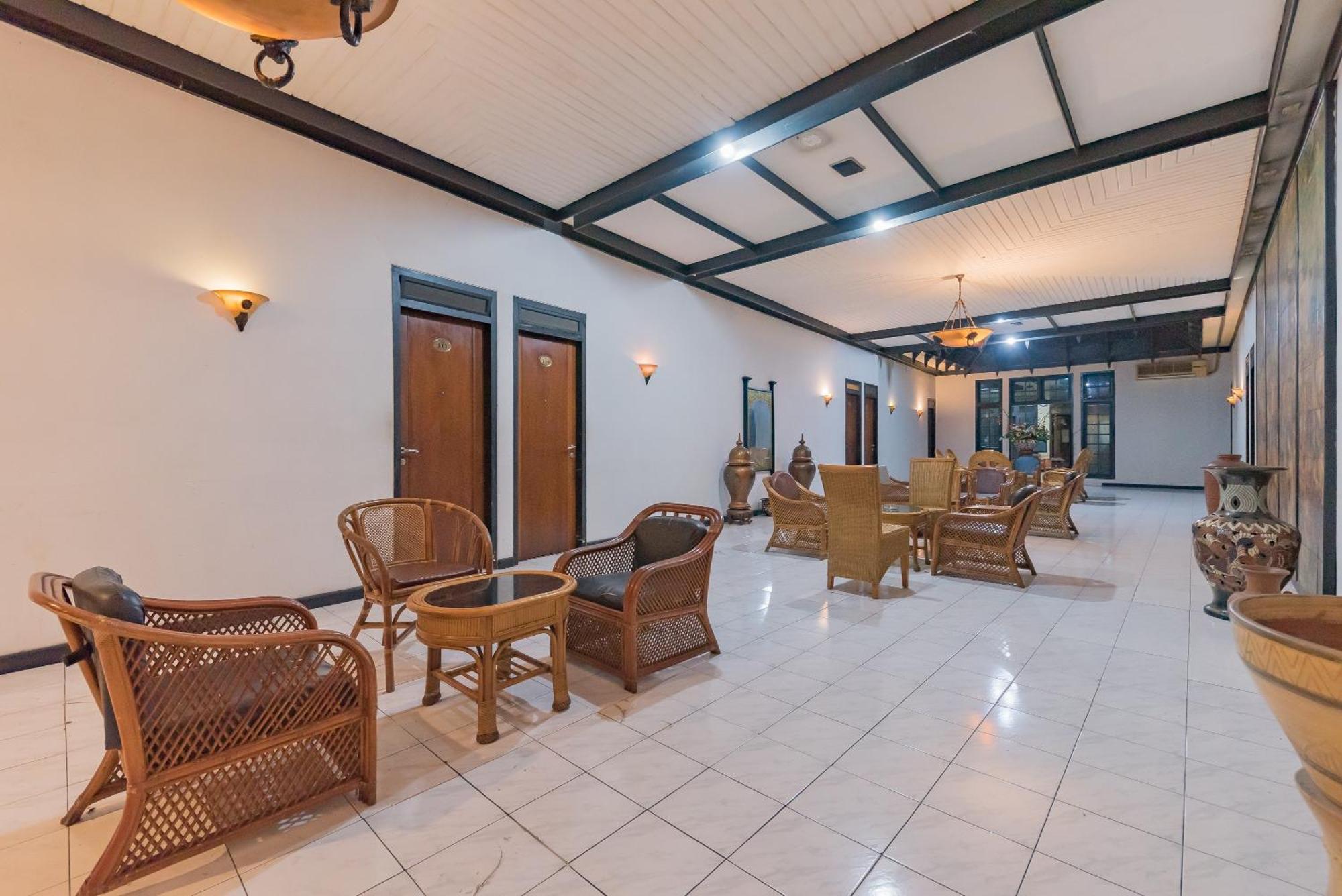Urbanview Hotel Crown Tasikmalaya By Reddoorz Exterior photo